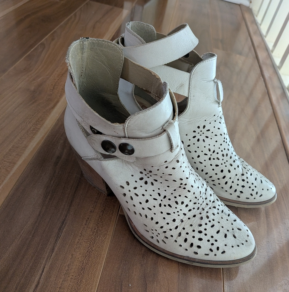 Bata Genuine Leather Cutout Ankle Boots EU 38 US 8 White Gray Festival Boho